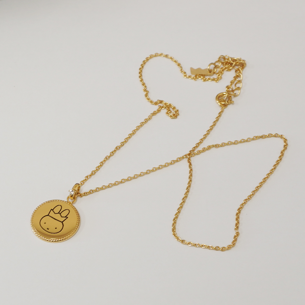 dickbrunashop's tweet image. ミッフィー誕生70周年を記念して制作した、ミッフィーのメモリアルペンダント☆
デイリーにも使いやすいシンプルなデザインです。
bruna.jp/products/detai…
#miffy #bruna #70th
#うさこちゃん #ブルーナ
#アクセサリー #数量限定 #生誕 #記念商品 #天賞堂
#ペンダント #ギフト #ネックレス