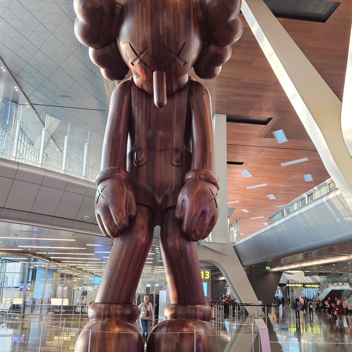 LiekeMeyer's tweet photo. Tussenstop in Qatar: een paar uurtjes overbruggen op het vliegveld voordat het avontuur in Thailand écht begint. Tijd voor wat koffie, mensen kijken en stretchen. ✈️☕️ #Qatar #TravelPause #NextStopThailand https://t.co/9Iaf8G6rq8