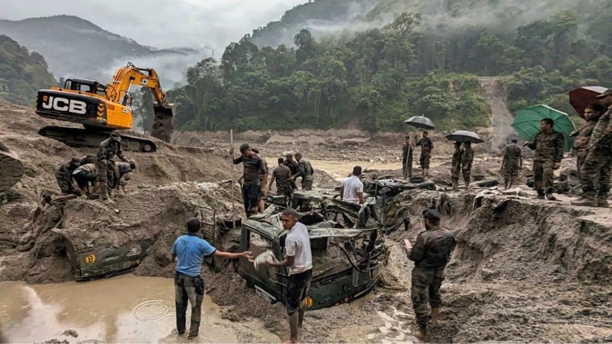सिक्किम में राहत कार्य आज भी जारी, 6 लोग अभी भी लापदा

उत्तर सिक्किम में हुए भीषण भूस्खलन के बाद  भारतीय सेना कई दिनों से राहत कार्य पर लगी हुई है। आज की उड़ान में दो हेलिकॉप्टर M1-41 और MI-3  ने सफलतापूर्वक पाकयोंग ग्रीनफील्ड एयरपोर्ट से छटेन की ओर उड़ान भरी।  आपको बता दे कि