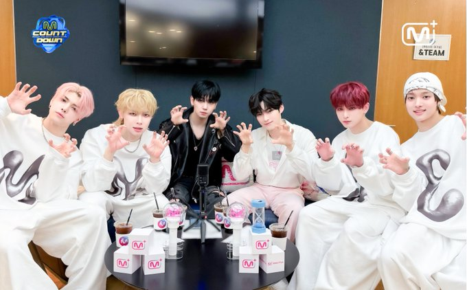 useryudai's tweet photo. hanbin looks like he's a part of the team😭😭😭😭😭 https://t.co/CM5KvD6kKJ