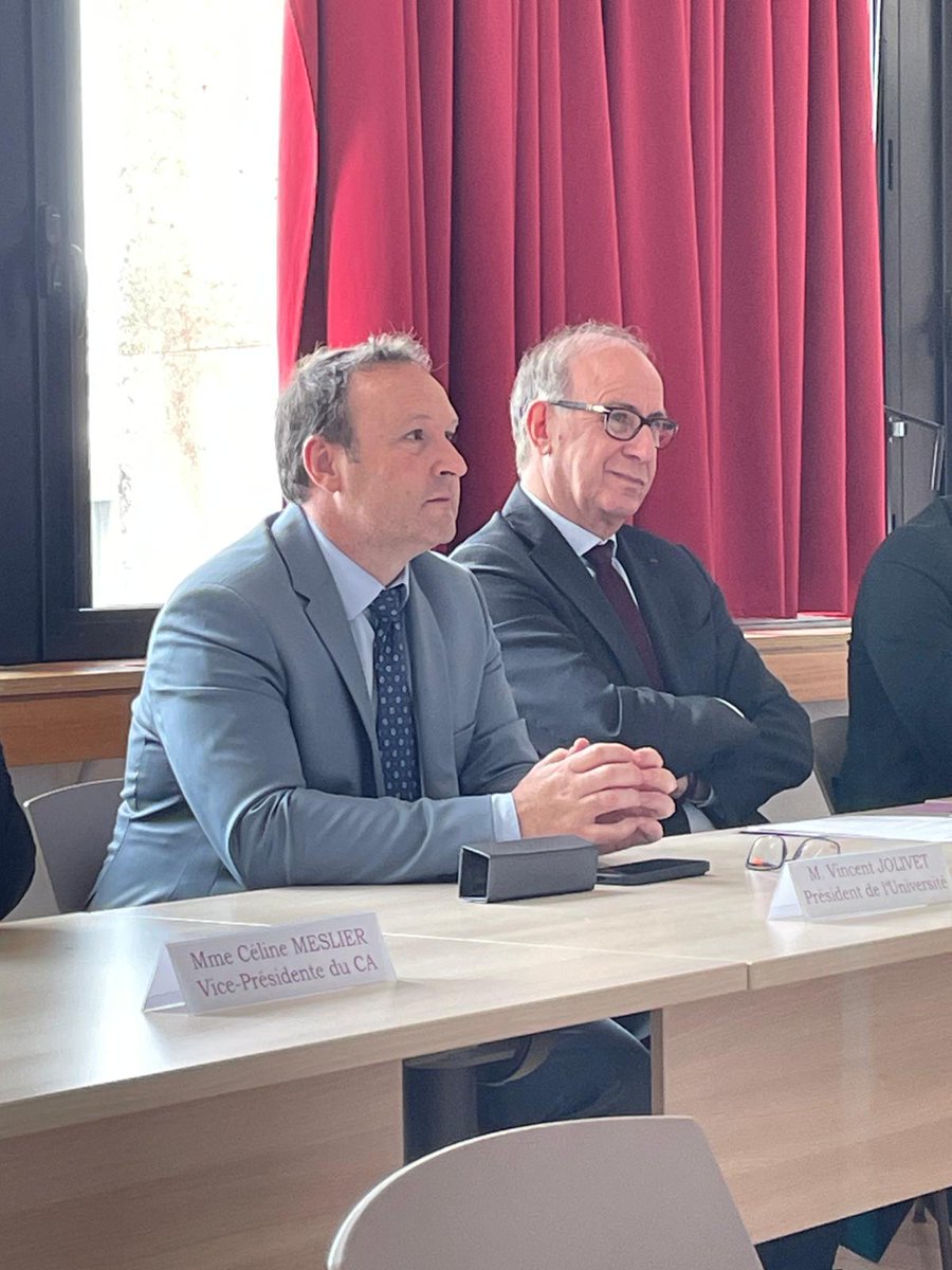 RANouvAquitaine's tweet photo. Le recteur délégué à l’ESRI @GalderisiClaud1  était en visite à l’université de Limoges aux côtés du président @v_jolivet .

🎯Focus sur les pôles d’excellence avec la visite de l’Institut GIO (OMIJ) et de l’Institut SHS (IRSHS), 
🎯 Echanges avec les équipes de recherche https://t.co/v5j8KVVP1s