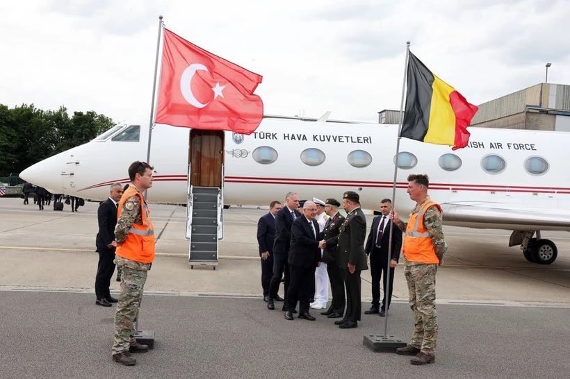 Fotoğraflarla Destan yazan ak troller bu fotoğrafı nasıl kaçırmış. Savunma bakanının Brüksel’de karşılanması… 
 önce ve sonra