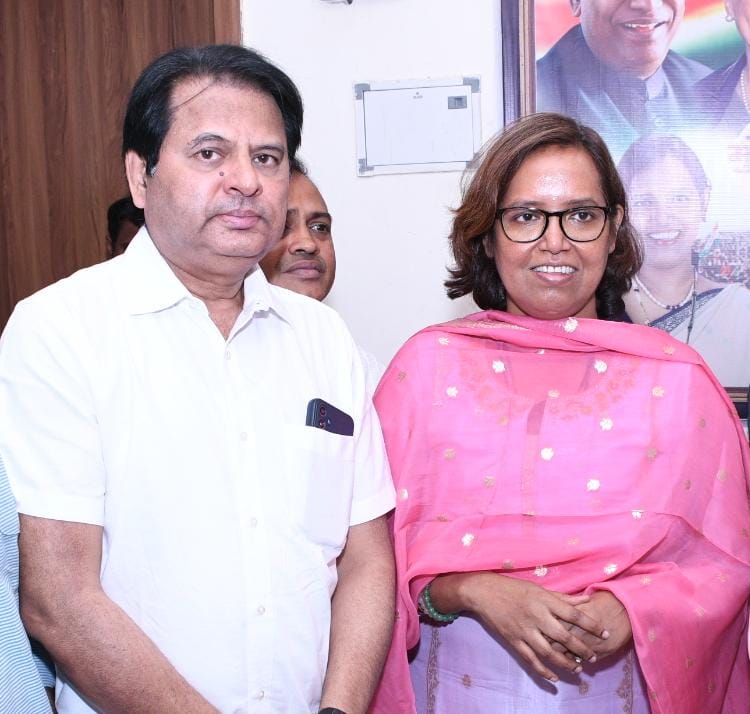 "जनतेच्या विश्वासाने, विकासाच्या वाटचालीत एक वर्ष पूर्ण!" 
         "शिकवणूक, संघर्ष आणि सेवा –  Varsha Gaikwad  ताईंच्या नेतृत्वाखाली उत्तर मध्य मुंबईचा आत्मविश्वास बळकट होत आहे. त्यांना कार्यपर्वातील या पहिल्या यशस्वी वर्षासाठी हार्दिक शुभेच्छा!"
<a href="/VarshaEGaikwad/">Prof. Varsha Eknath Gaikwad</a>