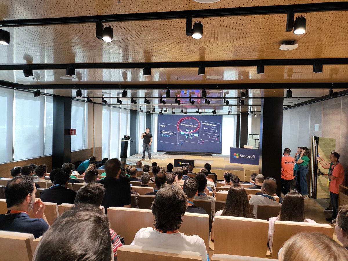 CollabDays Madrid (@collabdays_mad) on Twitter photo 🚀🚀 Arrancando el CollabDays con <a href="/dhtoran/">David Hurt</a> en el escenario tras introducir a un auditorio full lo q les espera durante el IA 🚀🚀
#Micosoft365 #Microsoft365Copilot #SharePoint #MicrosoftTeams #MVPBuzz 🚀🚀 Arrancando el CollabDays con <a href="/dhtoran/">David Hurt</a> en el escenario tras introducir a un auditorio full lo q les espera durante el IA 🚀🚀
#Micosoft365 #Microsoft365Copilot #SharePoint #MicrosoftTeams #MVPBuzz