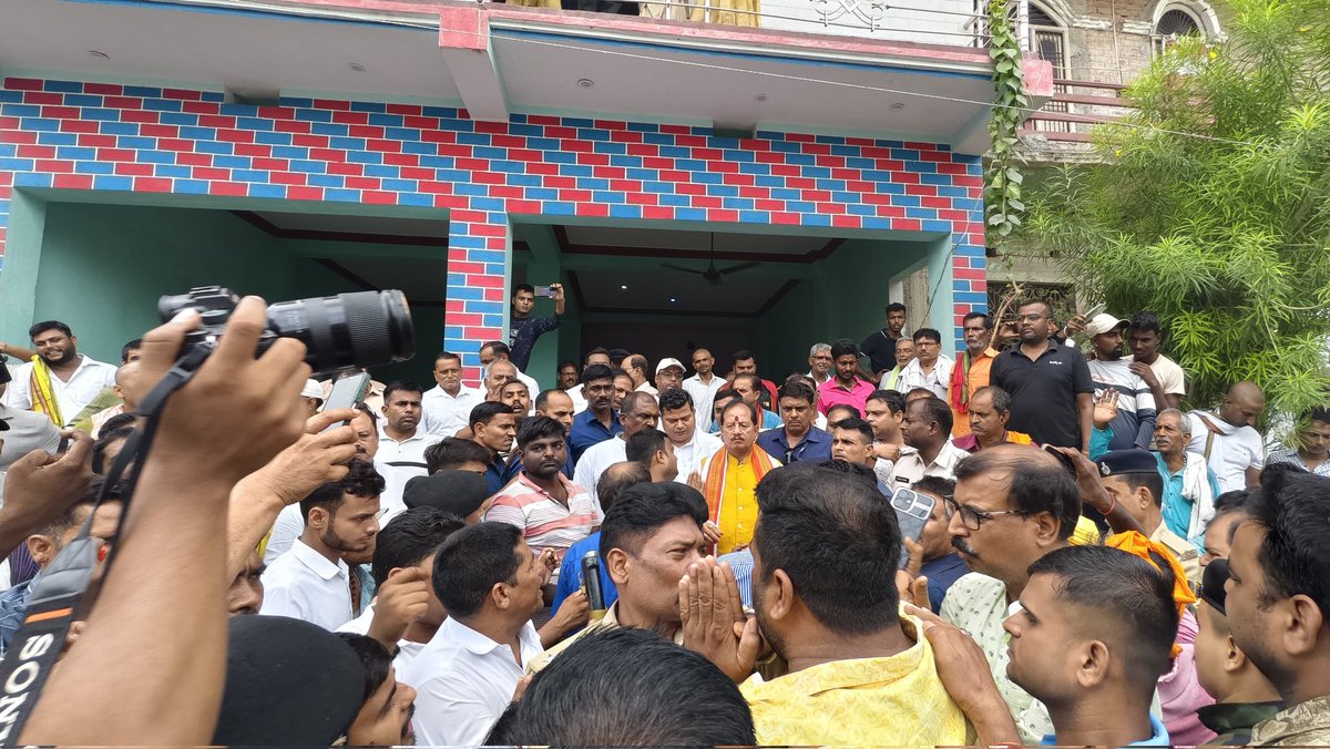 मुजफ्फरपुर अंतर्गत तुर्की थाना क्षेत्र अंतर्गत दरियापुर कफेन में 11 वर्षीय बच्ची के साथ हुए दुष्कर्म की घटना बेहद शर्मनाक है। 

आज दरियापुर कफेन पहुंचकर पीड़ित परिवार से मुलाकात किया तथा परिजनों से मिलकर अपनी संवेदना व्यक्त किया। 

इस दौरान ज़िलाधिकारी, वरीय पुलिस अधीक्षक सहित