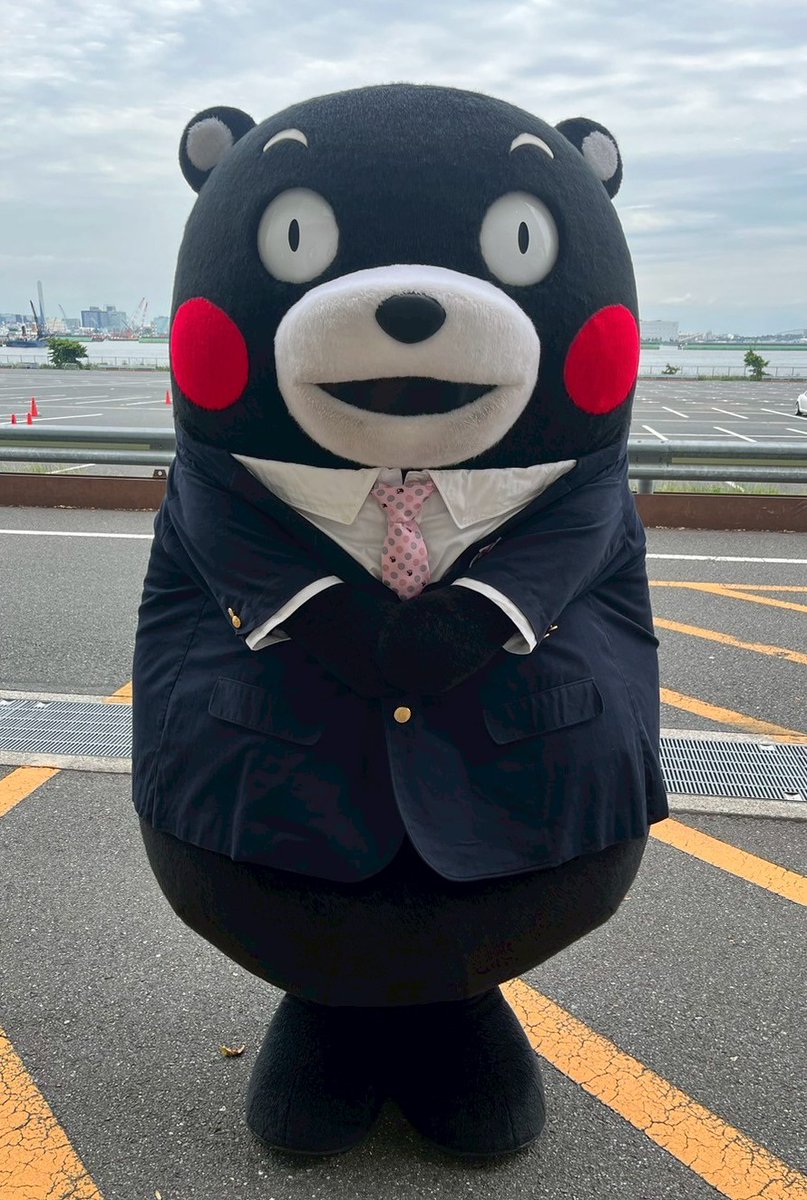 KumamonStaff's tweet image. 先日のお仕事では、TPOをわきまえてスーツを着用した部長!
沢山の方へご挨拶をしに会場を歩きまわり、
最後はしっかりと熊本をPRしてきました!
流石、営業部長ですね!