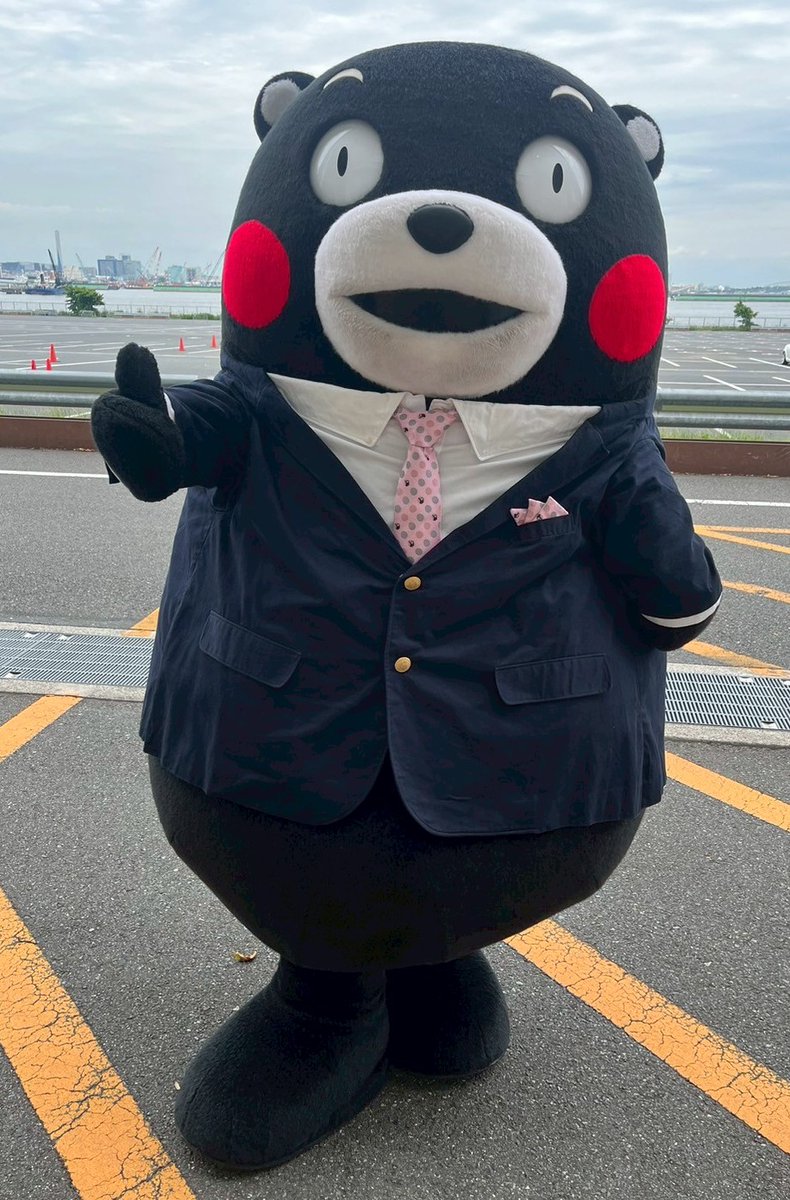 KumamonStaff's tweet image. 先日のお仕事では、TPOをわきまえてスーツを着用した部長!
沢山の方へご挨拶をしに会場を歩きまわり、
最後はしっかりと熊本をPRしてきました!
流石、営業部長ですね!