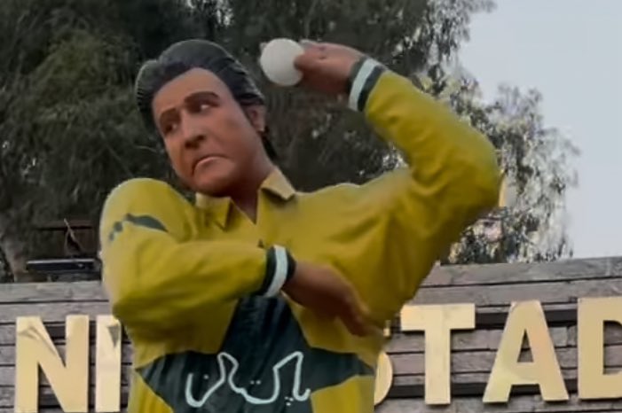 PSLMemesWalay's tweet image. Wasim Akram’s statue at Niaz Stadium Hyderabad