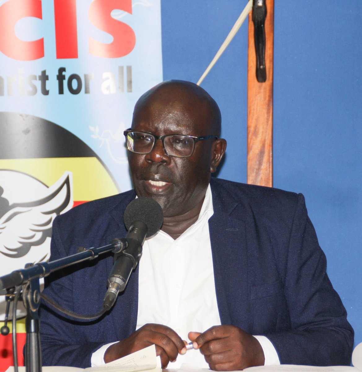 "There was a ban on kaveera(polythens) in 2009 and this is not enforced. The level of public awareness has dropped. We know the problem but we are stuck with it" 

Prof. Kajobe - Keynote Speaker Radio Pacis Northern Uganda Green Dialogue 2025

#RadioPacis #NUGD