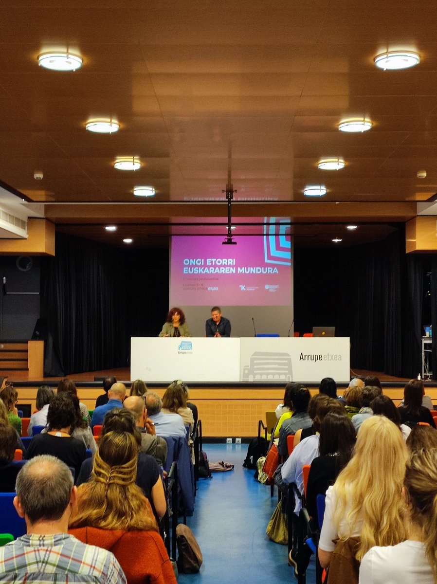 Hasi ditugu #OngiEtorriEuskararenMundura II. Harrera Jardunaldiak, Bilboko Arrupe Aretoan. Ehundik gora entzuleei harrera egin diete Idurre Eskisabel Euskalgintzaren Kontseiluko idazkari nagusiak eta Aitor Aldasoro Eusko Jaurlaritzaren Hizkuntza Politikarako sailburuordeak.