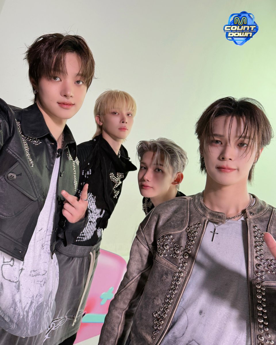 MnetMcountdown's tweet photo. 사계절을 함께 이겨낸 우리 늑대들 안아...🐺
리버필드 말고 엠카에 정착해서 평생 살자....💛

#andTEAM #앤팀 https://t.co/mUm5KMLKfT