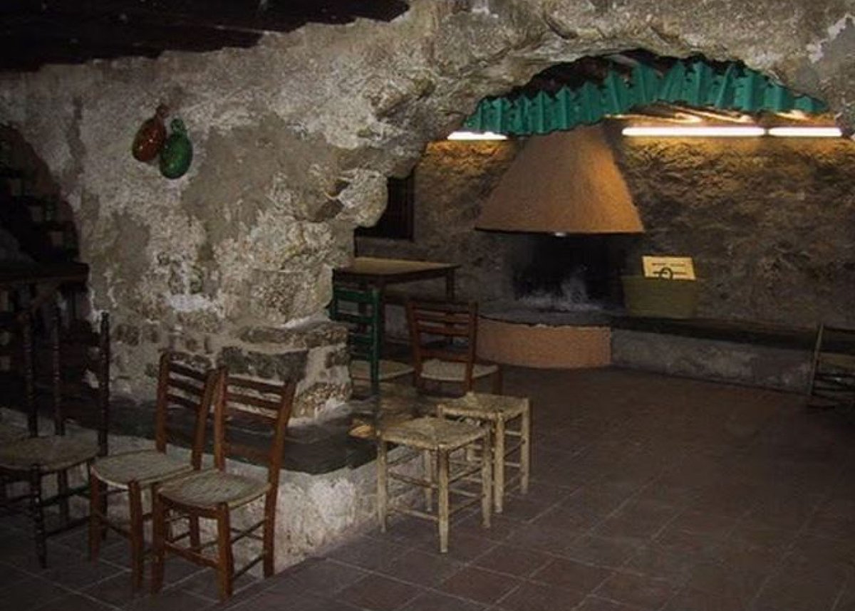 armengol1714's tweet photo. Mas de Fortet és una masia de Capafonts (Baix Camp) que actualment es fa servir a casa de colònies.
#Capafons
Es troba entre el Molí de Més Amunt i el del Mig, prop del riu Brugent, a la partida dels Pedrancots, de la qual és límit.
Té una font i bona hisenda de secà, a més de bosc propi.
Gran casa de masia, de planta rectangular. Obra de paredat, recentment restaurada amb gust.
Formen la masia, a més de la gran casa central, una sèrie d'edificis petits, antigues dependències agrícoles, ara adaptades per serveis.
Masia del segle XVI amb reformes el XVIII , i el segle XX.
És la més important del terme. L'han refet fa pocs anys i pertany a una escola de Barcelona, que la dedica a colònies d'estiu. Un document de 1879 parla del «mas del fortet en la pieza cadenetas».
@juditbarcelona @antonidueso @Lluis_areny @reusenca1973 @Danixev1968
@ThierryGEORGES @jordiaragonesm @GambusAssumpta @jtrosique @anne_obrien @MnicaRebullCome @lluisguino @Encantaira @maggiecp50 @ArroyosBeltran @Byaabed @profcancun @oriolges @MONARITX @RamonSangles @pere_garriga @Gonal79370311 @mo_ro_es @ASerratCliment @Marllum3 @nadeu_pujol @MarcelinaPepeta @LluisMolin89719 @EvamolloNov @cuarda29 @lotemplat