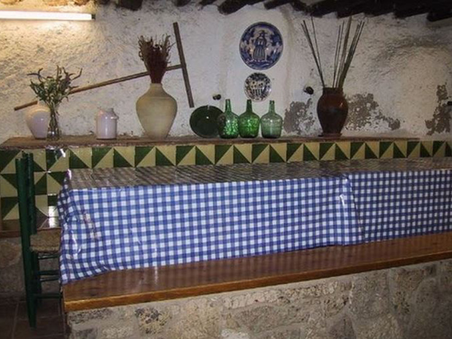 armengol1714's tweet photo. Mas de Fortet és una masia de Capafonts (Baix Camp) que actualment es fa servir a casa de colònies.
#Capafons
Es troba entre el Molí de Més Amunt i el del Mig, prop del riu Brugent, a la partida dels Pedrancots, de la qual és límit.
Té una font i bona hisenda de secà, a més de bosc propi.
Gran casa de masia, de planta rectangular. Obra de paredat, recentment restaurada amb gust.
Formen la masia, a més de la gran casa central, una sèrie d'edificis petits, antigues dependències agrícoles, ara adaptades per serveis.
Masia del segle XVI amb reformes el XVIII , i el segle XX.
És la més important del terme. L'han refet fa pocs anys i pertany a una escola de Barcelona, que la dedica a colònies d'estiu. Un document de 1879 parla del «mas del fortet en la pieza cadenetas».
@juditbarcelona @antonidueso @Lluis_areny @reusenca1973 @Danixev1968
@ThierryGEORGES @jordiaragonesm @GambusAssumpta @jtrosique @anne_obrien @MnicaRebullCome @lluisguino @Encantaira @maggiecp50 @ArroyosBeltran @Byaabed @profcancun @oriolges @MONARITX @RamonSangles @pere_garriga @Gonal79370311 @mo_ro_es @ASerratCliment @Marllum3 @nadeu_pujol @MarcelinaPepeta @LluisMolin89719 @EvamolloNov @cuarda29 @lotemplat