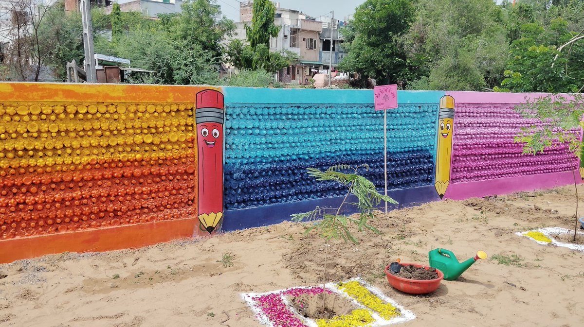 ero_anand53446's tweet image. Let's begin war against single use plastic. Under the guidance of @CollectorAnd, students collected plastic bottles and those bottles are now utilized to create a plastic compound wall. @DDO_Anand @JayantiRavi @InfoAnandGoG @CMOGuj