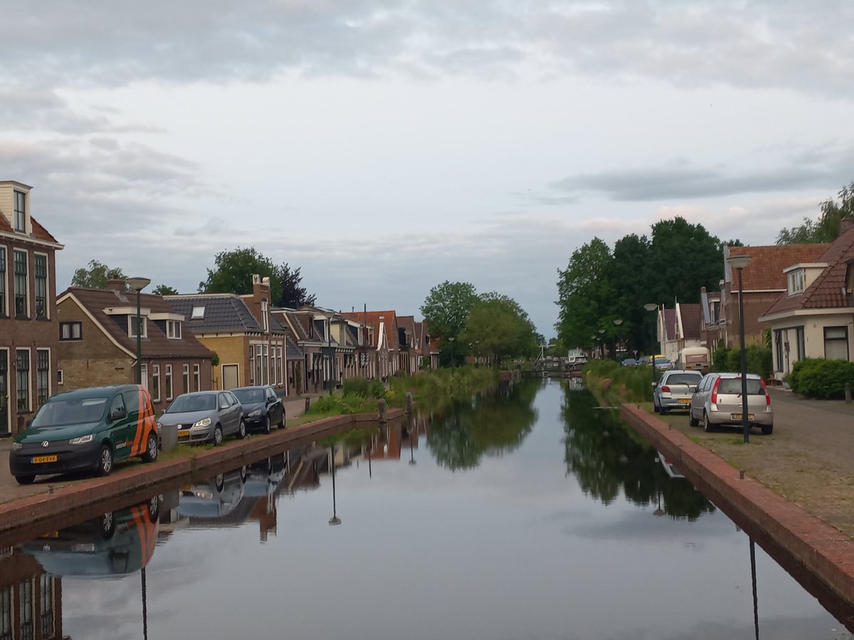 Goedemorgen, iedereen een hele fijne donderdag gewenst. Geniet van al het goede dat deze dag je brengt.
Bijna geen wind; de vaart ligt er bij als een spiegel.