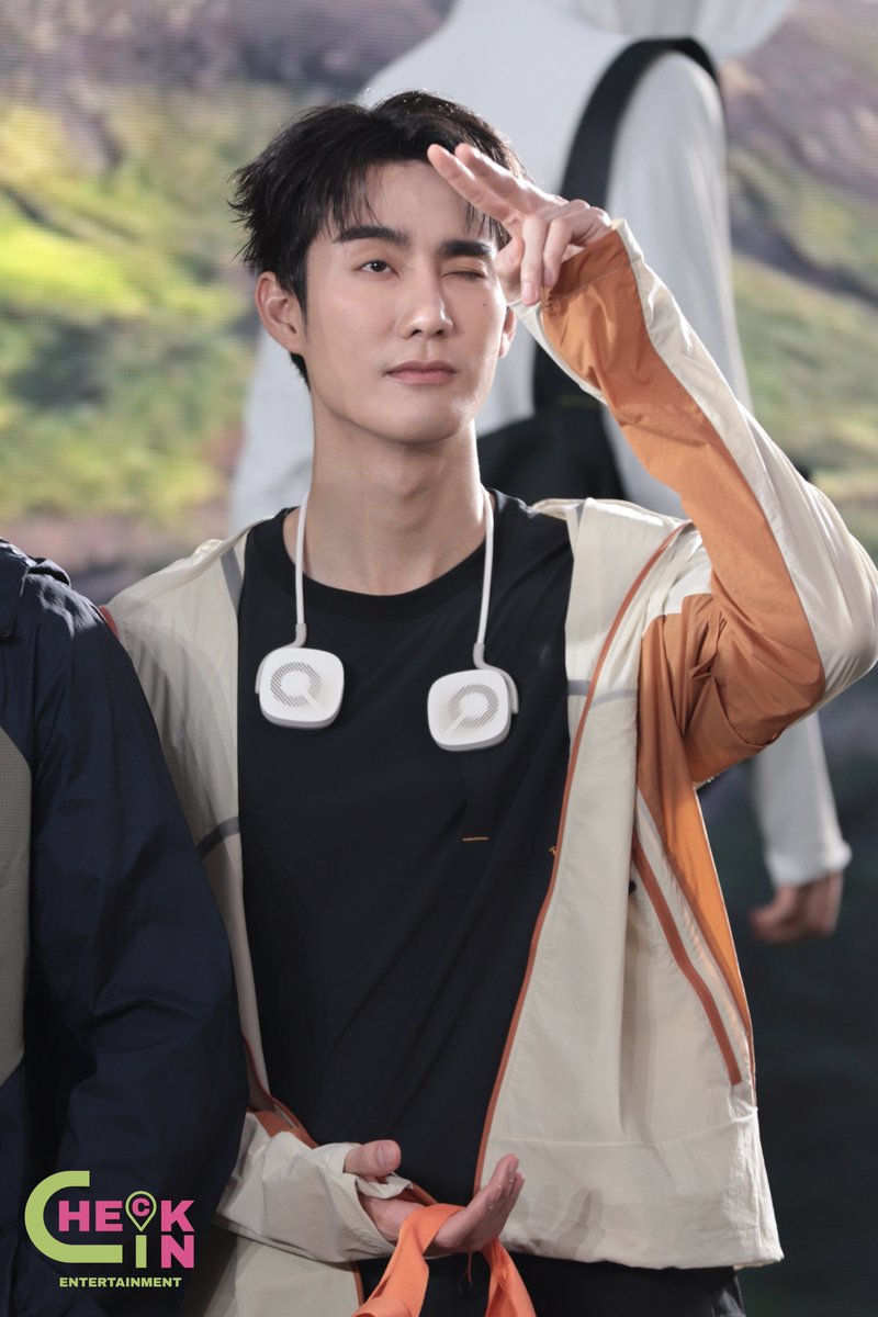 “ฟอส จิรัชพงศ์” ทักทายแฟนคลับ ในงานเปิดตัวช้อป Beneunder (เบเนอันเดอร์) สัมผัสอนาคตแห่งเสื้อผ้า Outdoor ✨👚🏃🏻

FORCE WITH BENEUNDER
#BeneunderxForce 
#ฟอสบุ๊ค #fforce_ 
#Beneunder #BeneunderTH