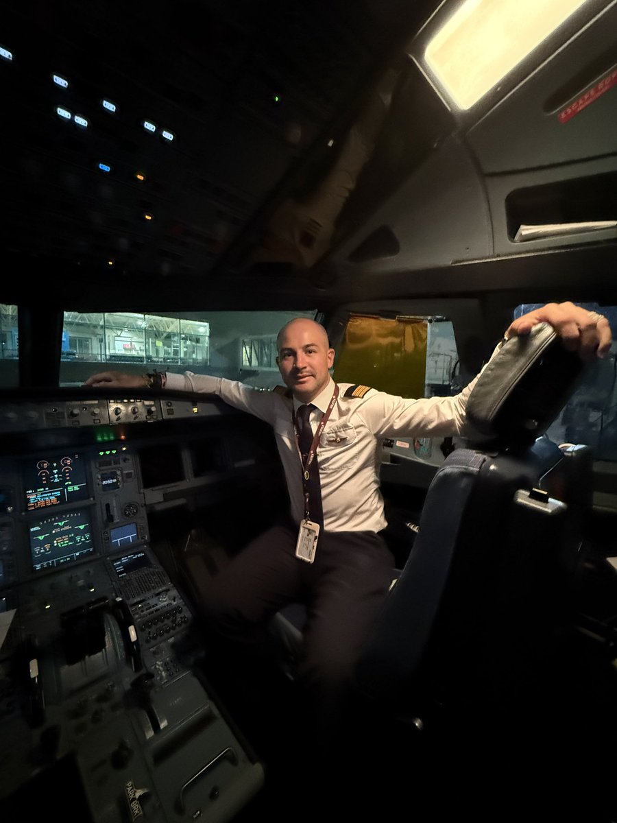 Un día especial 🫶

Último vuelo en el 320 antes de volver a Madrid después de un año y pico fuera y aún  más especial poder hacerlo con mi comandante favorito y <a href="/martabrundu/">Marta Brundu</a> 🥰

Ahora toca prepararse bien para volar el nuevo avión; A330😍