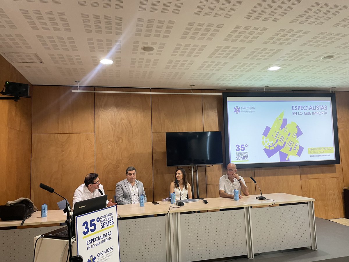 Espectacular (como siempre) nuestra mesa de ecografía en #SEMES2025.