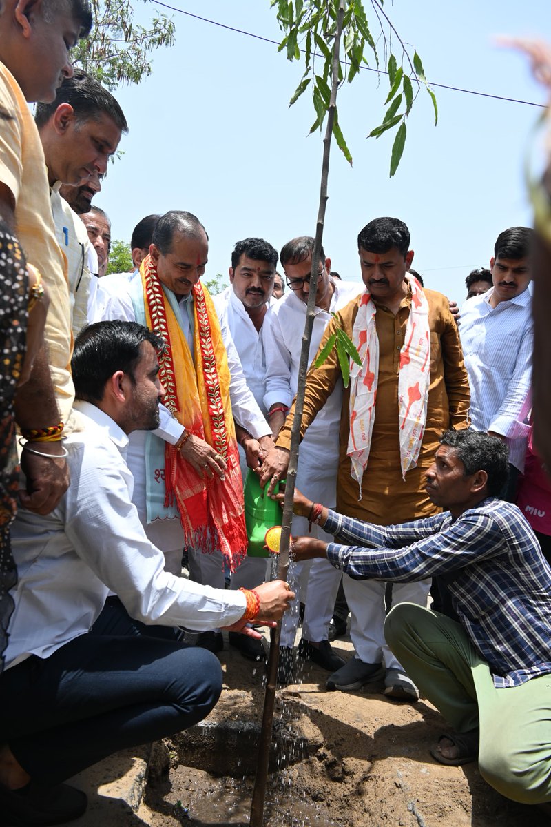 BJP Rajasthan (@bjp4rajasthan) on Twitter photo विश्व पर्यावरण दिवस पर आज भाजपा प्रदेश मुख्यालय के बाहर भाजपा प्रदेश अध्यक्ष श्री <a href="/madanrrathore/">Madan Rathore</a> ने वृक्षारोपण कर पंछियों के लिए परिंडा लगाया।
इस दौरान प्रदेश महामंत्री श्री <a href="/SharwanBagdiBjp/">Sharwan Singh Bagdi</a>, प्रदेश मंत्री श्री <a href="/AidanSinghBJP/">Aidan Singh Bhati</a>, पूर्व प्रदेश मंत्री श्री <a href="/AshokSaini_BJP/">Ashok Saini</a>, सह विश्व पर्यावरण दिवस पर आज भाजपा प्रदेश मुख्यालय के बाहर भाजपा प्रदेश अध्यक्ष श्री <a href="/madanrrathore/">Madan Rathore</a> ने वृक्षारोपण कर पंछियों के लिए परिंडा लगाया।
इस दौरान प्रदेश महामंत्री श्री <a href="/SharwanBagdiBjp/">Sharwan Singh Bagdi</a>, प्रदेश मंत्री श्री <a href="/AidanSinghBJP/">Aidan Singh Bhati</a>, पूर्व प्रदेश मंत्री श्री <a href="/AshokSaini_BJP/">Ashok Saini</a>, सह