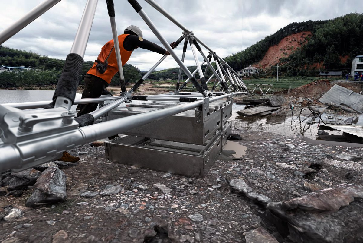 EasiBridge's tweet image. Introducing our all new EasiBridge 1st Response Bridge
A unique ultra-portable 30m disaster recovery bridge transported in 1.6m x 1.1m x 1.4m flat-pack trays doubling as launch supports and crossing trolleys
1st prototype now in production
#EasiBridge
#getoverit
@thinkdefence