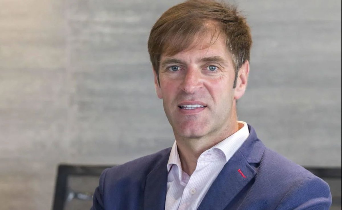 1️⃣
La patronal cántabra ha cruzado una línea peligrosísima.
El presidente de la CEOE ha llamado "delincuentes" a los huelguistas del metal y ha exigido que se les meta en la cárcel.
Sí, has leído bien: cárcel por hacer huelga.