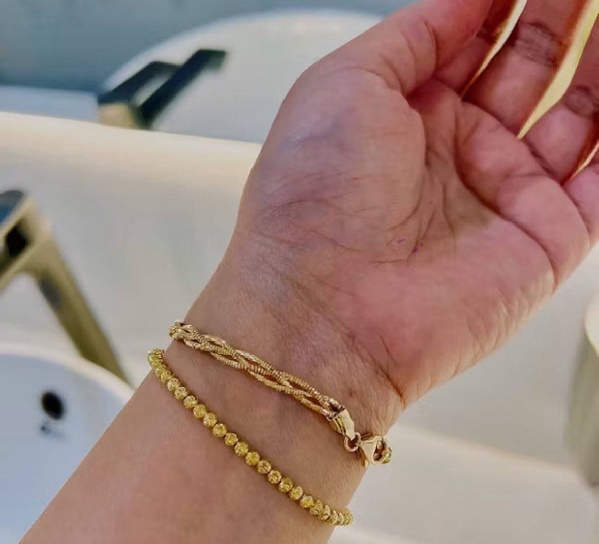 Rupanya gelang Pak Habib ada je yang murahhh! 😍

Material silver tapi dah color gold, tetap berkilau nampak macam emas betul 😙✨