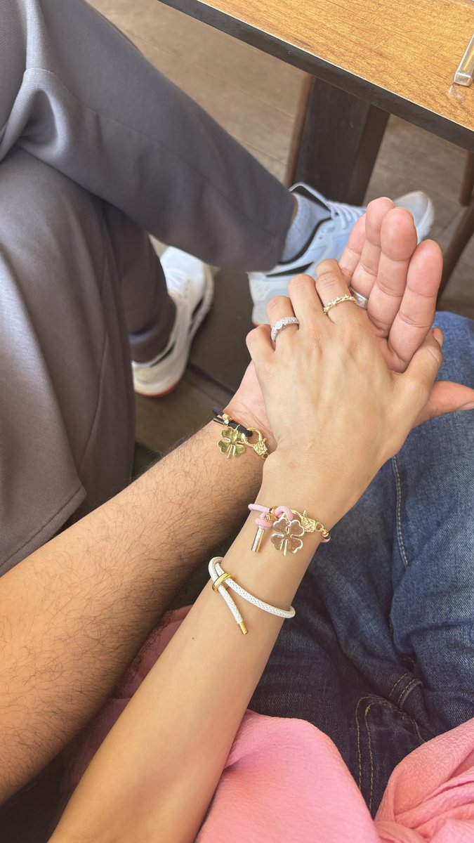 اخذ من ايامي لك ايام واعطيك وان راح عمري لك ف ماهو خساير🖤