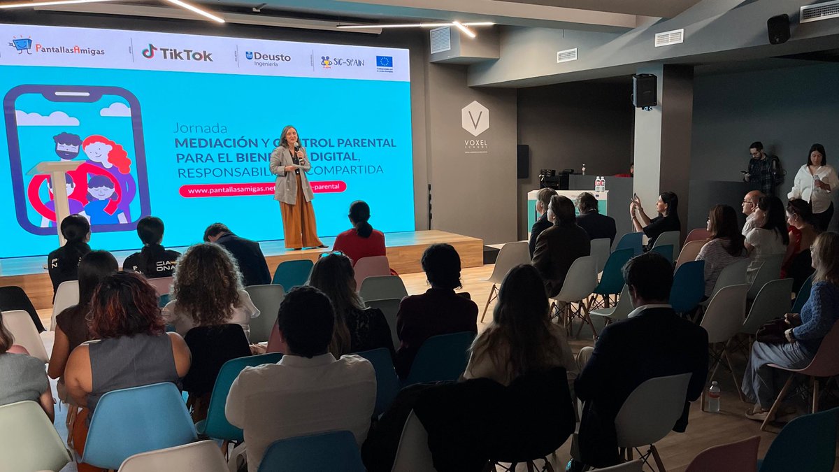 PantallasAmigas (@pantallasamigas) on Twitter photo <a href="/TikTok_ES/">TikTok España</a> <a href="/deusto/">Universidad Deusto - Deustuko Unibertsitatea</a> <a href="/VoxelSchool/">Voxel School</a> <a href="/TikTokComms/">TikTokComms</a> <a href="/INCIBE/">INCIBE</a> <a href="/AEPD_es/">Agencia Española de Protección de Datos</a> <a href="/platdeinfancia/">Plataforma de Infancia</a> <a href="/policia/">Policía Nacional</a> <a href="/LauraCuestaCano/">Laura Cuesta Cano</a> <a href="/iWomanish/">María Zabala</a> <a href="/andonieguiluz/">Andoni Eguíluz Morán</a> 🎙️ María Zabala (<a href="/iWomanish/">María Zabala</a>), periodista y escritora, presenta una jornada sobre educación digital, uso responsable de la tecnología y prevención de riesgos asociados al uso inadecuado de dispositivos digitales. <a href="/TikTok_ES/">TikTok España</a> <a href="/deusto/">Universidad Deusto - Deustuko Unibertsitatea</a> <a href="/VoxelSchool/">Voxel School</a> <a href="/TikTokComms/">TikTokComms</a> <a href="/INCIBE/">INCIBE</a> <a href="/AEPD_es/">Agencia Española de Protección de Datos</a> <a href="/platdeinfancia/">Plataforma de Infancia</a> <a href="/policia/">Policía Nacional</a> <a href="/LauraCuestaCano/">Laura Cuesta Cano</a> <a href="/iWomanish/">María Zabala</a> <a href="/andonieguiluz/">Andoni Eguíluz Morán</a> 🎙️ María Zabala (<a href="/iWomanish/">María Zabala</a>), periodista y escritora, presenta una jornada sobre educación digital, uso responsable de la tecnología y prevención de riesgos asociados al uso inadecuado de dispositivos digitales.