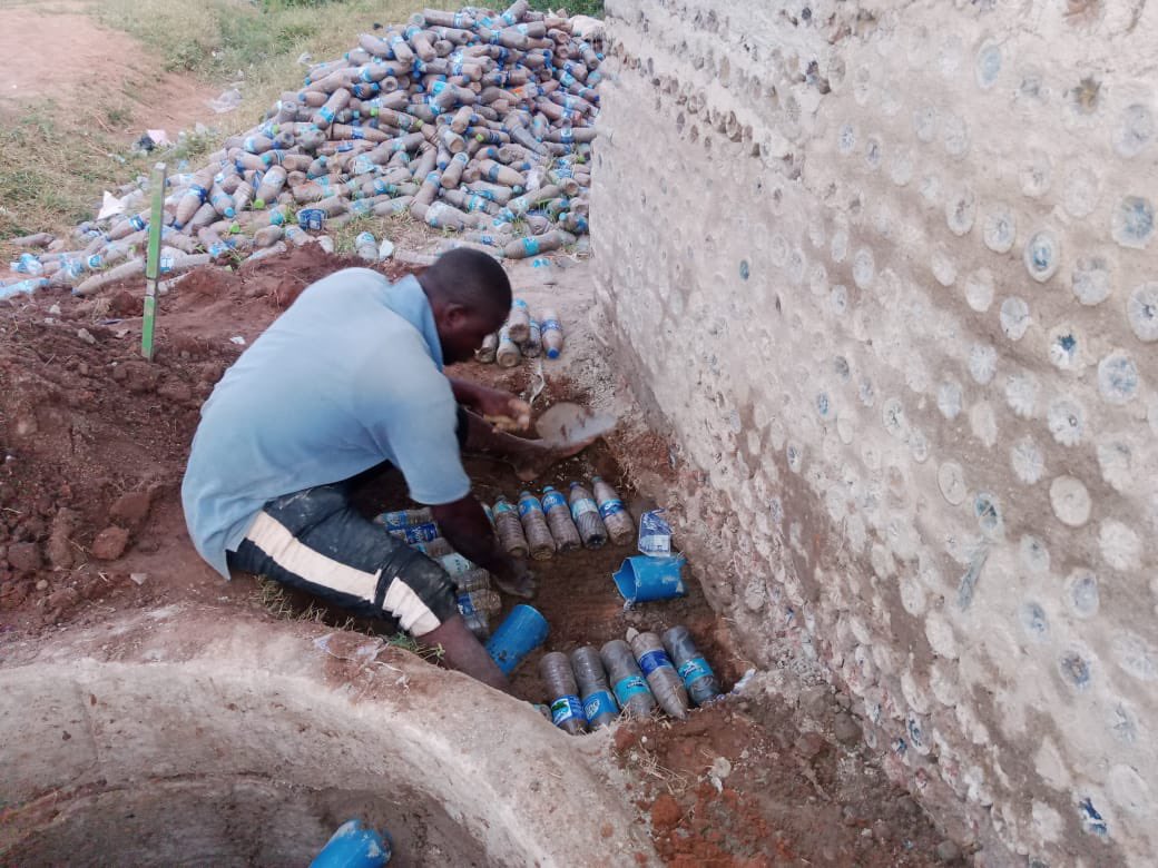 Happy World Environment Day! 🌿
#BeatPlastic4Planet | #ReuseForChange 
Today, we celebrate sustainability in action! 💪🏽
This building, constructed using plastic bottles, is a powerful example of how waste can be transformed into solutions. Instead of polluting our planet