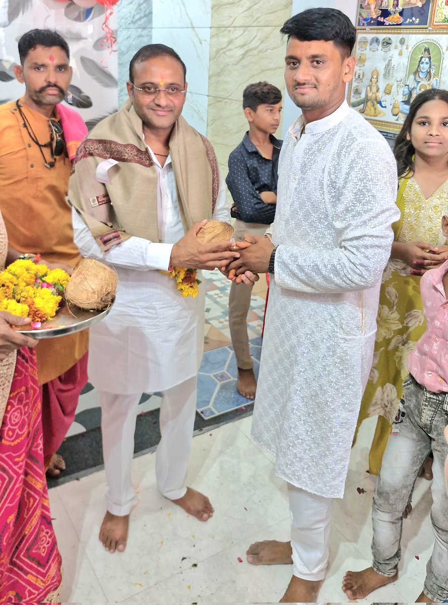 आज गृह ग्राम बैड़िया में जयश्री टाईल्स एवं ग्रेनाईट दुकान और पार्थ ज्वेलर्स दुकान के शुभारम्भ अवसर पर.....।