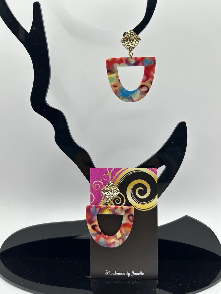 HandmadeJanelle's tweet photo. https://t.co/s8sHRqBJR9 #earrings #handmade #etsy #etsyshop #hoopearrings #multicolouredearrings #statementearrings https://t.co/KKuHuJ0d7H