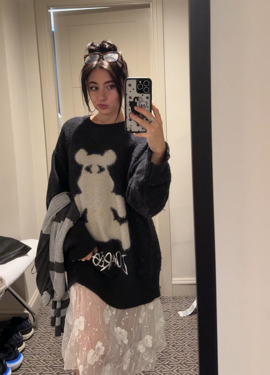 devinevola's tweet image. Anyways here’s my fit