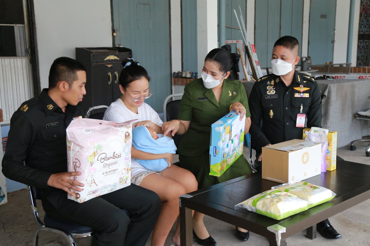 201_engineer's tweet image. สร้างขวัญและกำลังใจให้กับครอบครัวกำลังพล
พ.ท.กฤษฎา ตะเภาพงษ์ ผบ.ช.2 พัน.201 พร้อมด้วย คุณสุทธิรัตน์ ตะเภาพงษ์ ประธาน สม.ทบ. สาขา ช.2 พัน.201 เยี่ยมและมอบของใช้ที่จำเป็นให้กับ นางอานิตา สิทธิสมบูรณ์ ภรรยาของ จ.ส.อ.วิวุธ สิทธิสมบูุรณ์ ซึ่งคลอดบุตร (น้อง music) ณ บ้านพัก ช.2 พัน.201