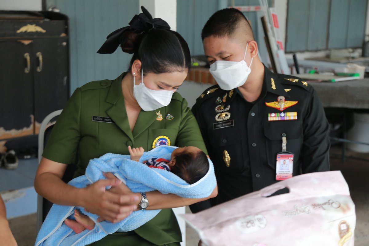 201_engineer's tweet image. สร้างขวัญและกำลังใจให้กับครอบครัวกำลังพล
พ.ท.กฤษฎา ตะเภาพงษ์ ผบ.ช.2 พัน.201 พร้อมด้วย คุณสุทธิรัตน์ ตะเภาพงษ์ ประธาน สม.ทบ. สาขา ช.2 พัน.201 เยี่ยมและมอบของใช้ที่จำเป็นให้กับ นางอานิตา สิทธิสมบูรณ์ ภรรยาของ จ.ส.อ.วิวุธ สิทธิสมบูุรณ์ ซึ่งคลอดบุตร (น้อง music) ณ บ้านพัก ช.2 พัน.201