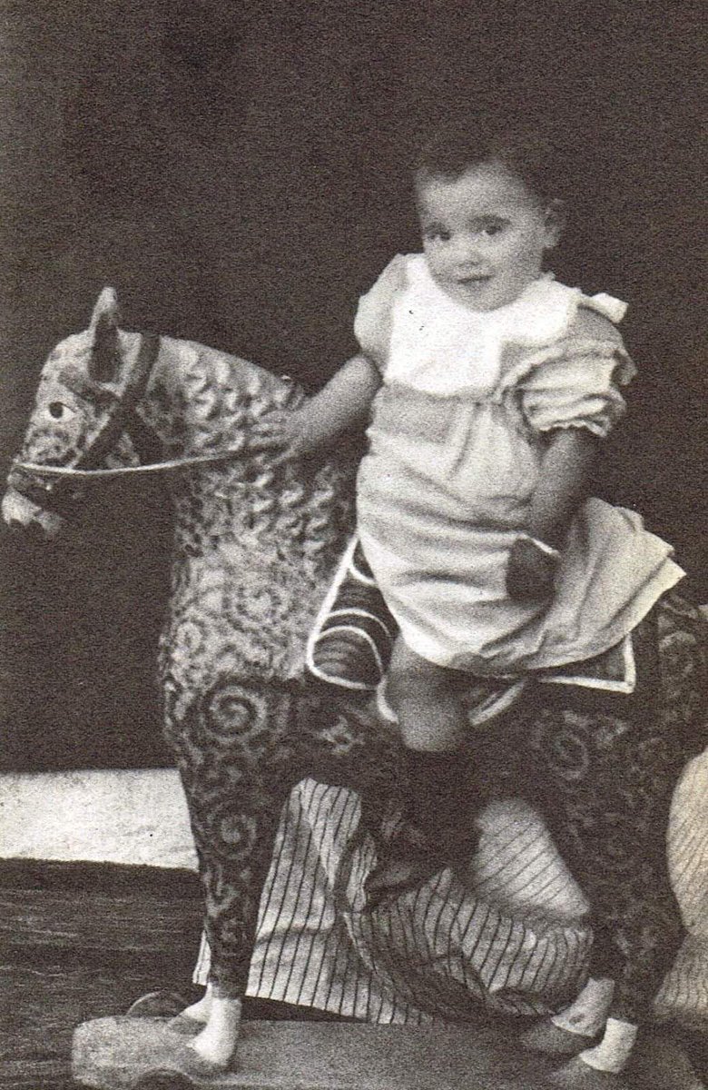 Hace 127 años, el 5 de junio de 1898, nace Federico del Sagrado Corazón de Jesús García #Lorca.

"Yo he nacido poeta y artista, 
como el que nace cojo, 
como el que nace ciego, 
como el que nace guapo. 
Dejadme las alas en su sitio, 
que yo os respondo, 
que volaré bien".