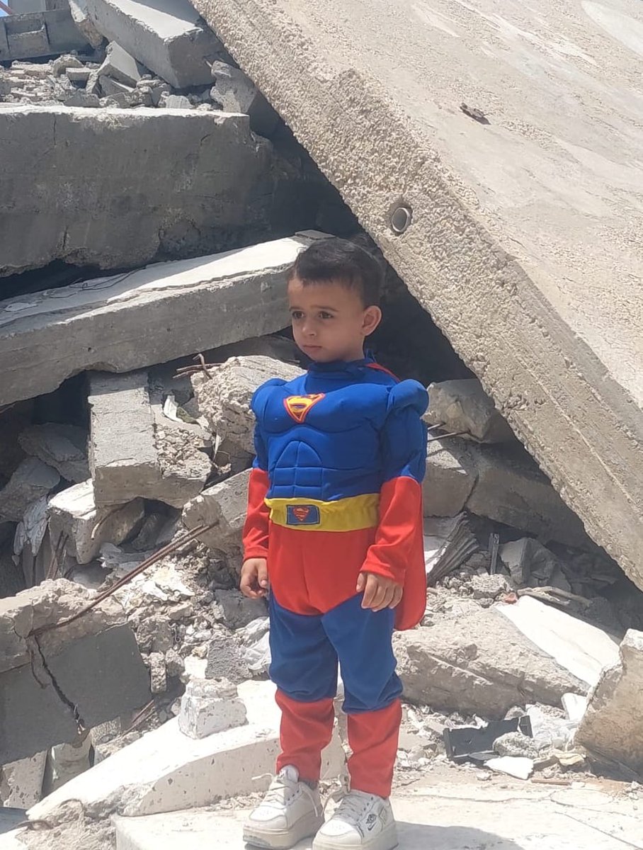 This little Superman is Khaled. He is 3 years old and needs help with his family´s campaign. They need a bag of flour and two tents. Come on people, we can do this!
chuffed.org/project/130240…