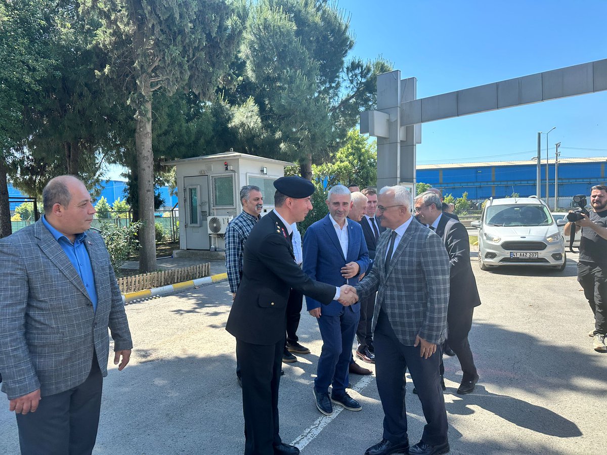 41GebzeKaymakam's tweet photo. Kaymakamımız Sayın @MehmetAOzyigit İlçe Jandarma Komutanlığını ziyaret ederek Jandarma Komutanı Üsteğmen Muharrem Poyrazoğlu ve Jandarma Personelinin Kurban Bayramlarını kutladı. 

Gebze’li Hemşehrilerimizin bayramlarını huzur ve güven içerisinde geçirmesi için vazife başında olan Jandarma personelimize iyi bir bayram geçirmeleri temennisinde bulundu. 
🇹🇷
@kocaelivaliligi