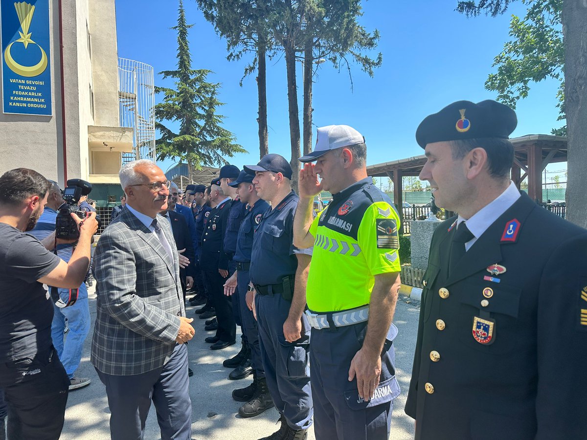 41GebzeKaymakam's tweet photo. Kaymakamımız Sayın @MehmetAOzyigit İlçe Jandarma Komutanlığını ziyaret ederek Jandarma Komutanı Üsteğmen Muharrem Poyrazoğlu ve Jandarma Personelinin Kurban Bayramlarını kutladı. 

Gebze’li Hemşehrilerimizin bayramlarını huzur ve güven içerisinde geçirmesi için vazife başında olan Jandarma personelimize iyi bir bayram geçirmeleri temennisinde bulundu. 
🇹🇷
@kocaelivaliligi