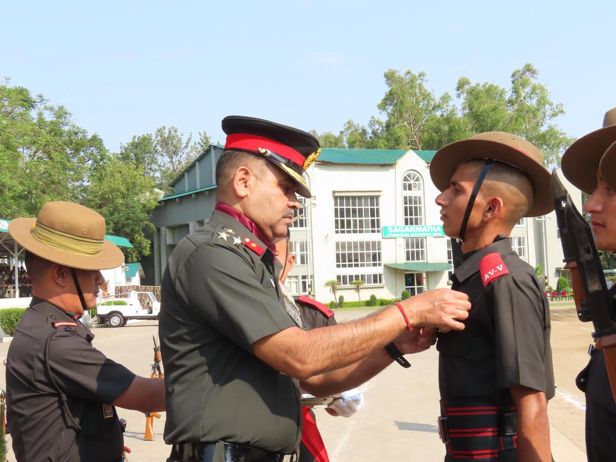 westerncomd_IA's tweet photo. #InServiceOfNation
#AGNIPATH
In an impressive attestation parade held at the historic Salaria Stadium of 14 Gorkha Training Centre, #Subathu,
158 #AGNIVEERS passed out after successful completion of their basic military training. The AGNIVEERS in impeccable turnout marching proudly to the patriotic tunes took oath of allegiance to Republic of India in the presence of their proud parents.
@adgpi
@prodefencechan1