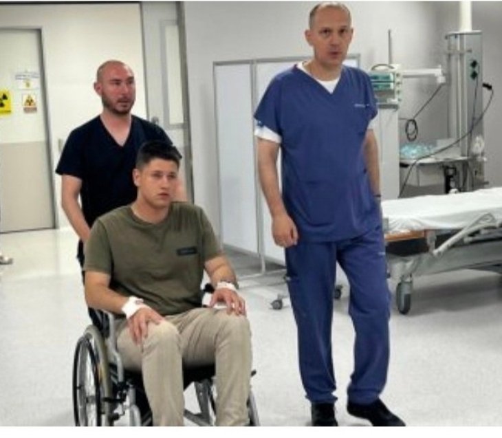 Zašto ovog mladića voze u kolicima? I ministar je čak došao.
Koje povrede je zadobio?
Ozbiljno pitam.