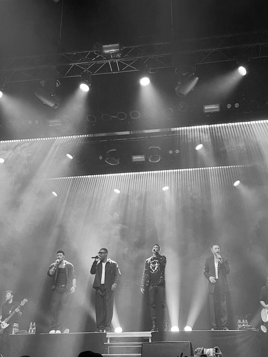 WetzigMedia's tweet photo. Nach ganzen 12 Jahren war es endlich wieder so weit: Blue live gesehen – diesmal in Utrecht, Holland! Die britische Boyband hat alle ihre größten Hits gespielt, und es war einfach nur pure Nostalgie. So viele Erinnerungen wurden wach, und die Stimmung war unglaublich. 💙🇬🇧✨ https://t.co/WmP1dhk010