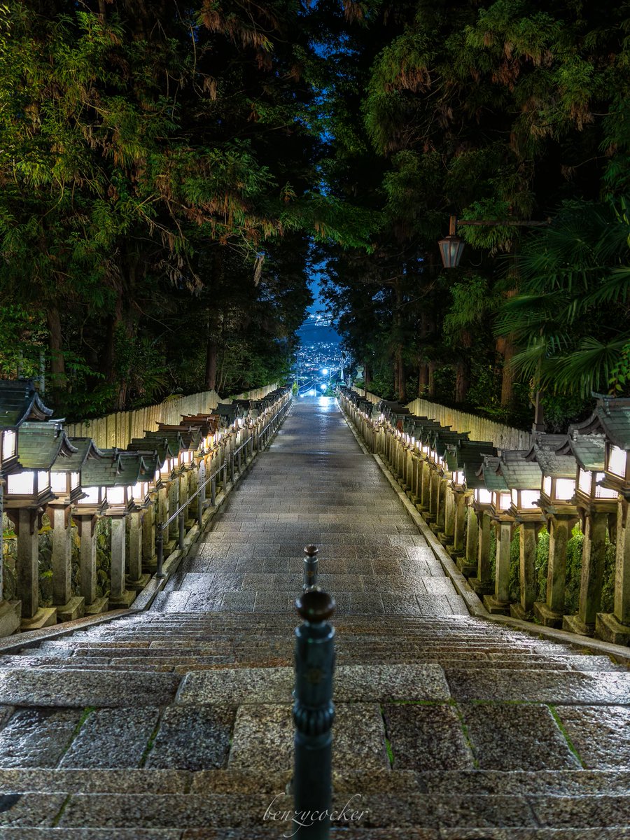 benzycocker's tweet photo. 灯篭が誘う雨の天空参道…奈良宝山寺。 https://t.co/v2iSwDIn5d