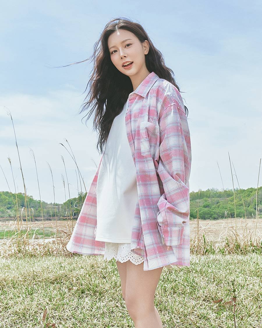 imbcenews's tweet photo. 다이아 권채원, 청순미 물씬 [화보] 
#권채원 #KwonChaewon #화보 #iMBC연예 

권채원의 국내외 팬들은 SNS 댓글을 통해 화보 촬영장 이미지와 영상에 뜨거운 관심을 보였다. 

특히, 해외 팬들은 영어와 중국어, 일본어 등 다양한 언어를 통해 팬심을 드러내기도 했다.

권채원은 걸그룹 다이아 출신의 가수 겸 배우로 뮤지컬 배우로도 활약하며 무대와 스크린을 오가고 있다. 

2023년 유니버스 티켓 참가 이후 공식적으로 본명인 권채원으로 활동명을 변경해 활동하고 있다.

🔗https://t.co/7vdIdCg14q