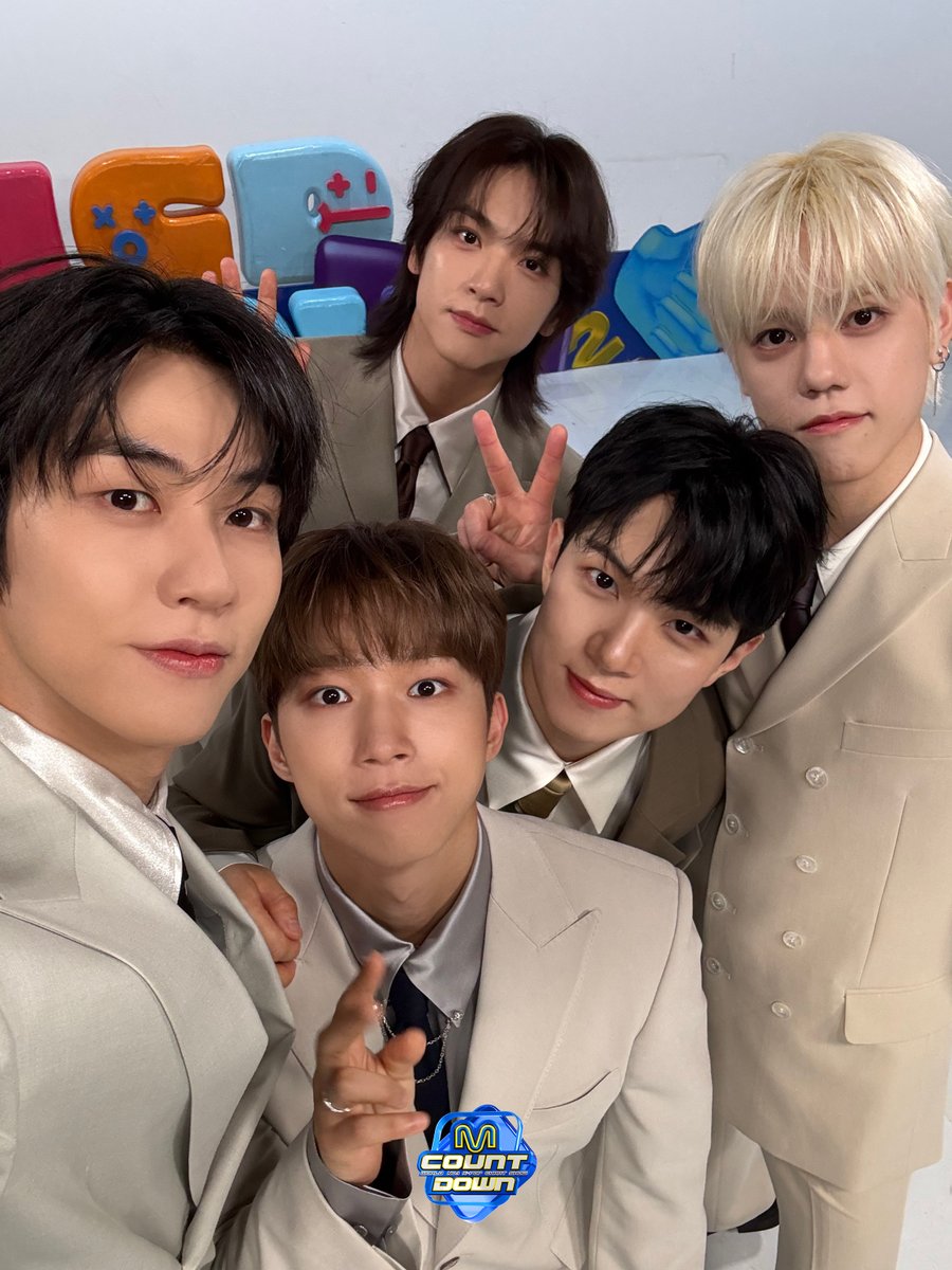 MnetMcountdown's tweet photo. 엔피아를 위해 할 수 있는 일이 엠카에게 있다면
몇번의 계절이 지나도 변하지 않는 비주얼의
엔플라잉 셀카를 주는 것 ❣️

엠카 만년설 무대
천년만년 같이 볼 엔피아 더 구함 (20150520/10000)

#엔플라잉 #NFlying https://t.co/JPEBtfvGAJ