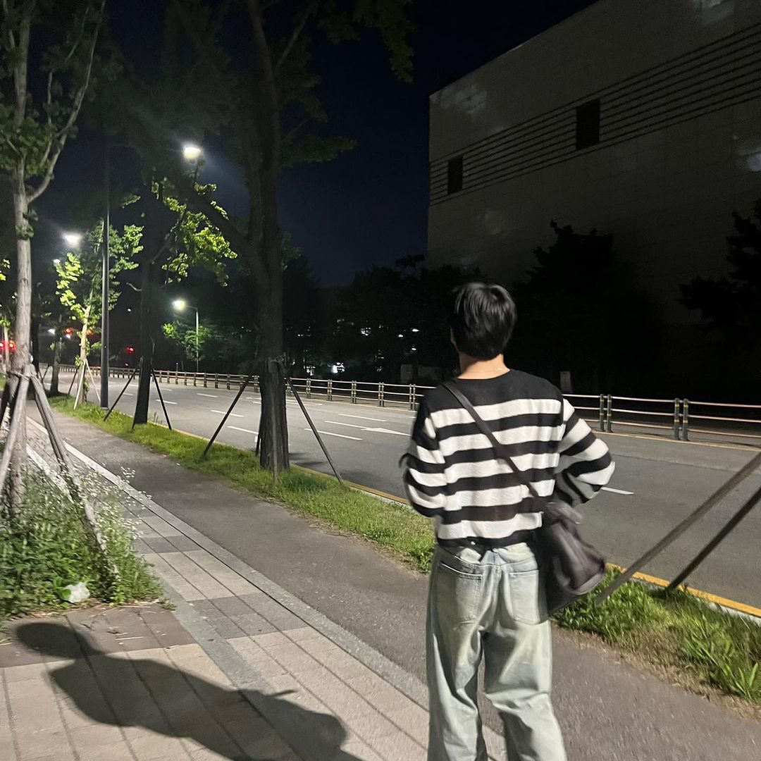 twelve05cm's tweet photo. late night walks with soobin must be so nice 🥺 https://t.co/iN0qtvLwdx