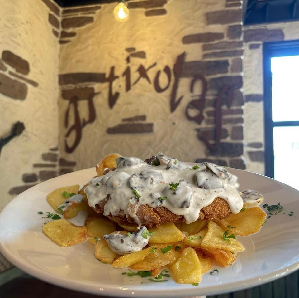 Hoxe tamén temos #XovesdeTapeo en AS TIXOLAS (Covas):

🐽 Cachococho con champiñóns Portobello en salsa de queixo picante

🥖 Alpargata de gambas ó allo con cherris e San Simón

*Prezo tapa: 3,50€