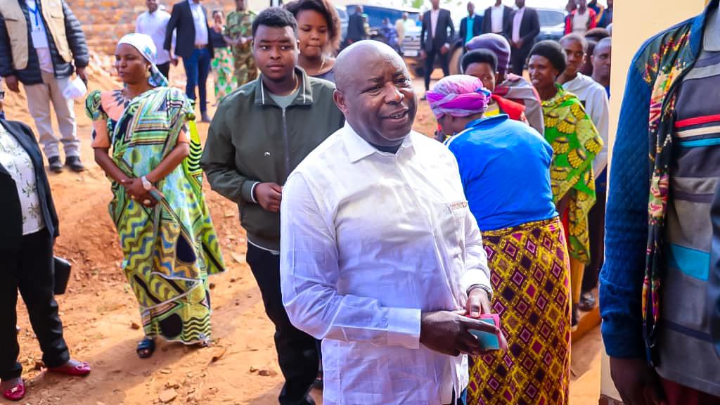 ABPInfos's tweet photo. Le Chef de l’Etat @GeneralNeva a pris part au double scrutin législatif et communal, sur sa colline natale de #Musama, en commune #Giheta, @Gitega. Il était en compagnie de son épouse et de leurs enfants en âge de voter
#Burundi
#SynergiedesMedias
#Elections2025 https://t.co/h9OT23cazo
