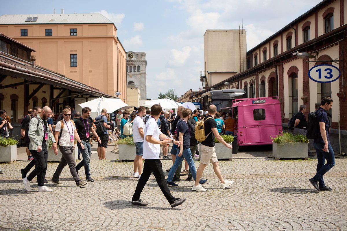 Když se serious tech setká s festivalovým vibe ✨

Wohooo, 11. ročník mDevCamp je za námi.

3 haly – 4 stage – 24 přednášek – 6 workshopů – 9 komunitních talků – stovky vývojářů – jedna velká mobilní rodina, která společně řešila reálné výzvy našeho oboru

Nechceme schovávat