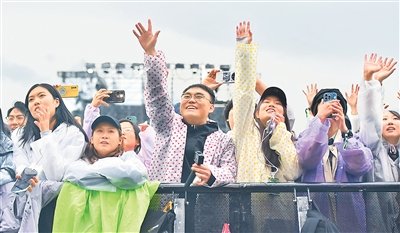 VoiceofPD's tweet image. Young Chinese drive boom in live performance spending

A growing number of #youngpeople in #China are fueling demand for #liveentertainment, reshaping the country's offline performance market.

Total revenue in China's performance sector reached 79.63 billion yuan ($11.05