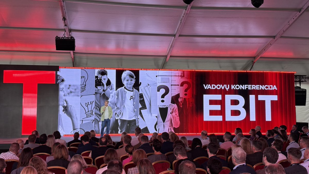 Amazing storyteller ⁦⁦<a href="/davidmcw/">David McWilliams</a>⁩ on #EBIT2025 stage in #Vilnius #Lithuania